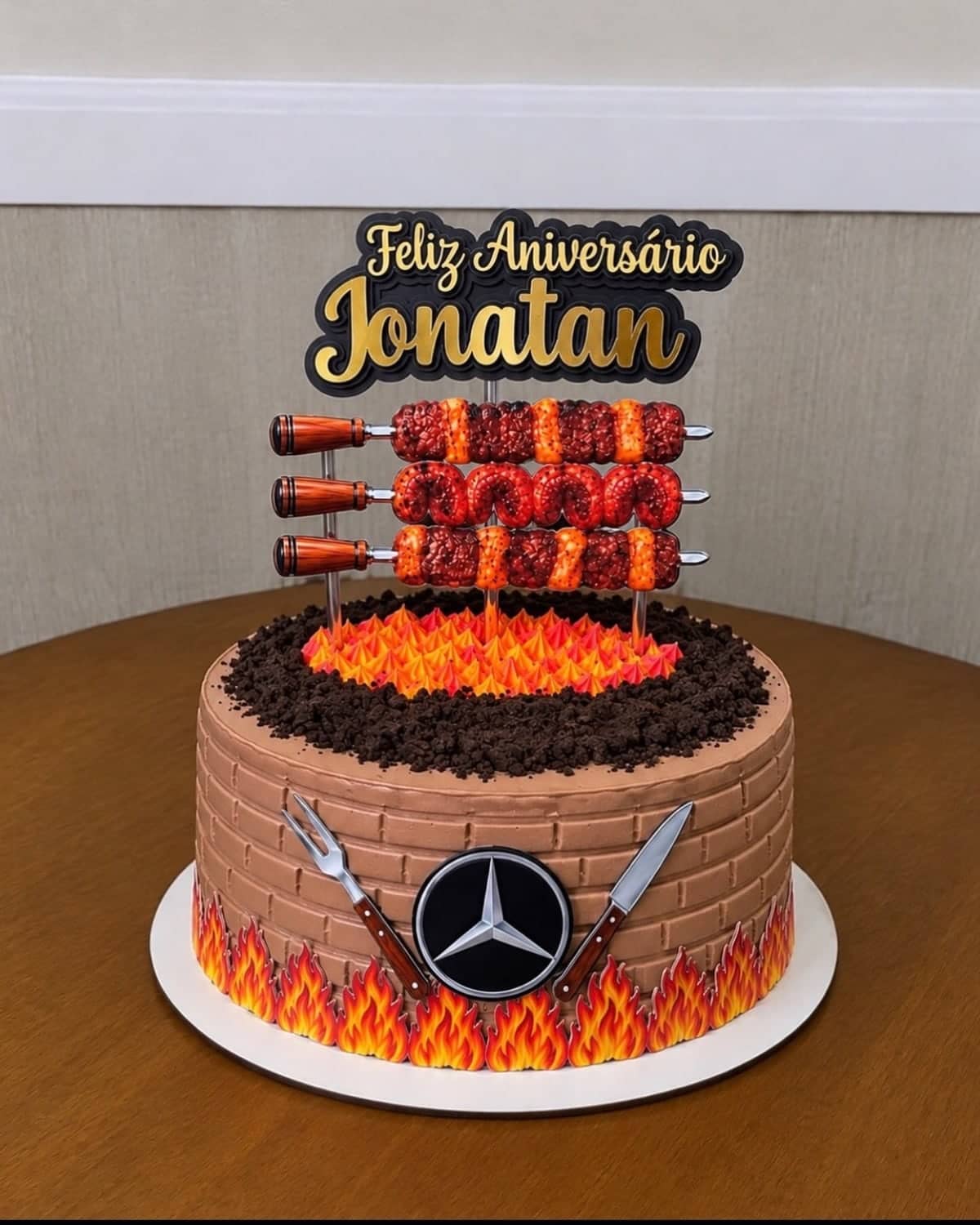 Aniversário temático: O churrasco virou bolo, com espetinho e tudo.