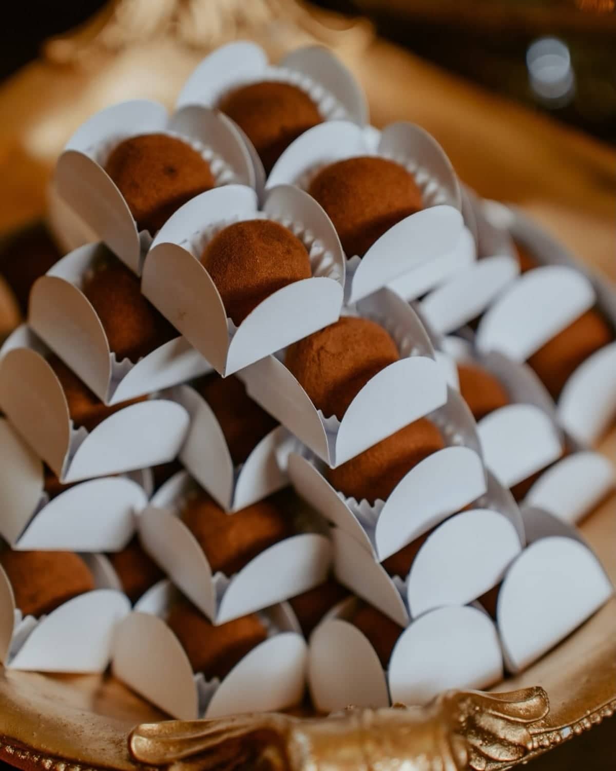 Brigadeiros meio amargo em forminhas de pétalas